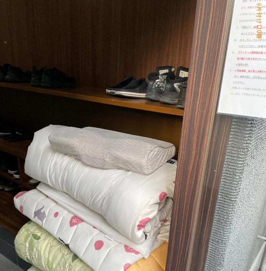 マットレス付きシングルベッド、衣装ケース、布団、掃除機等の回収
